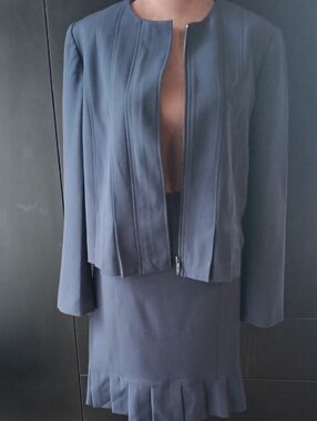 Navy 2 Piece Skirt Suit Set Zip Front Jacket Pleated Hem Skirt Women’s Size 6